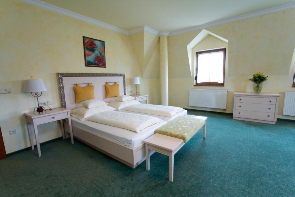 Hetkuti Wellness Hotel Es Lovaspark Mór Zimmer foto
