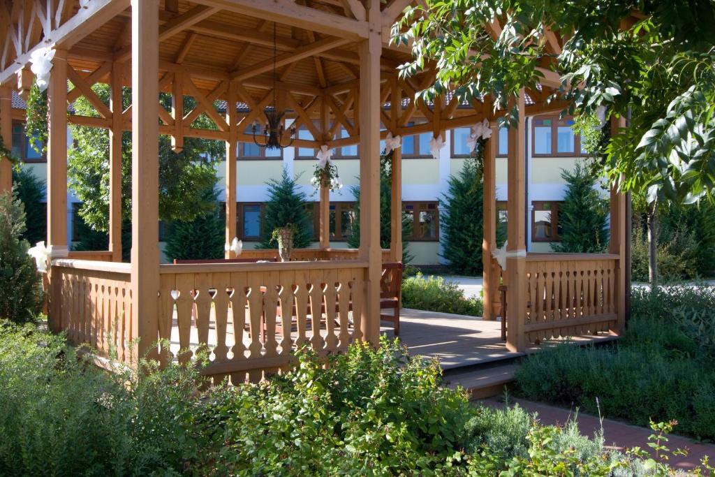 Hetkuti Wellness Hotel Es Lovaspark Mór Exterior foto